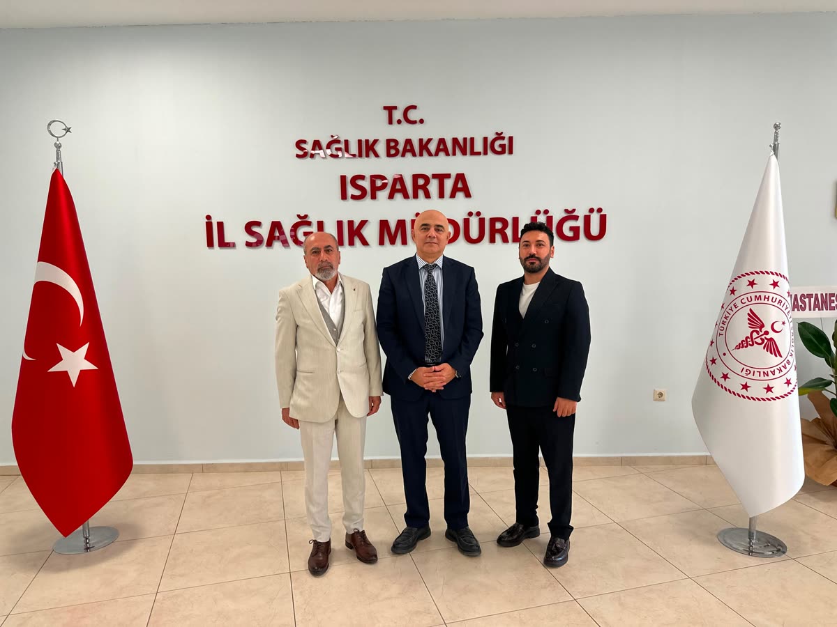 Isparta İl Sağlık Müdürlüğü tabelası önünde BiogenLab Yönetim Kurulu Başkanı ve İl Sağlık Müdürü